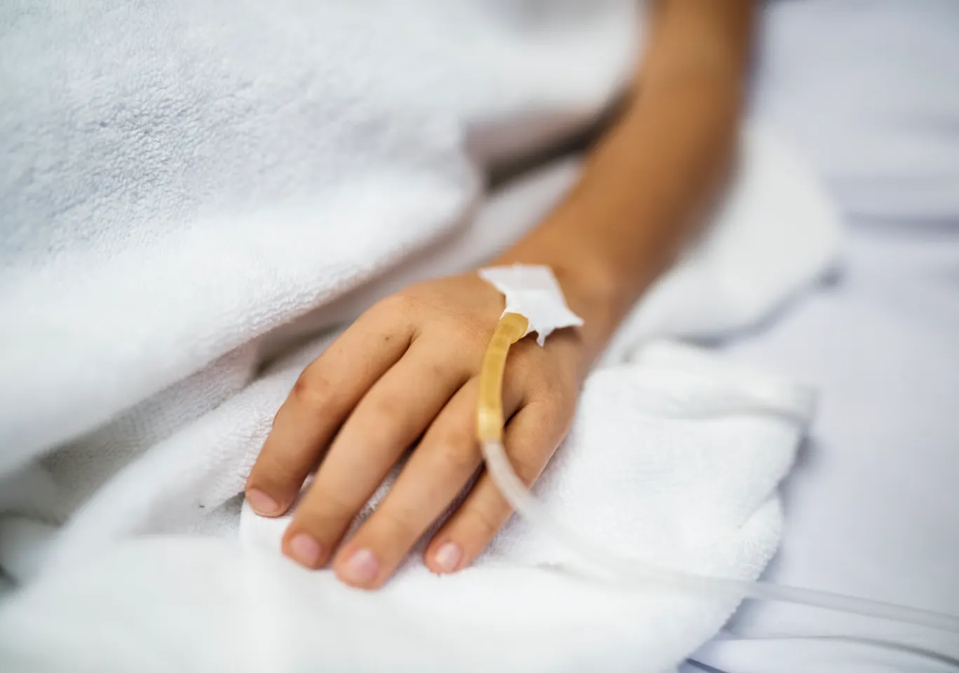 Kroplówki witaminowe Głogów Małopolski: dłoń pacjenta z założonym wenflonem