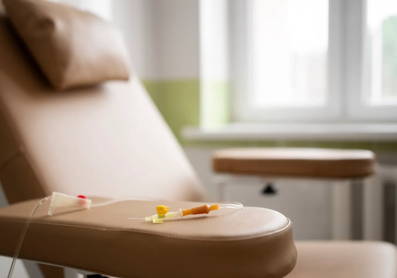 Kroplówki witaminowe Łańcut: fotel zabiegowy z przygotowaną linią infuzyjną