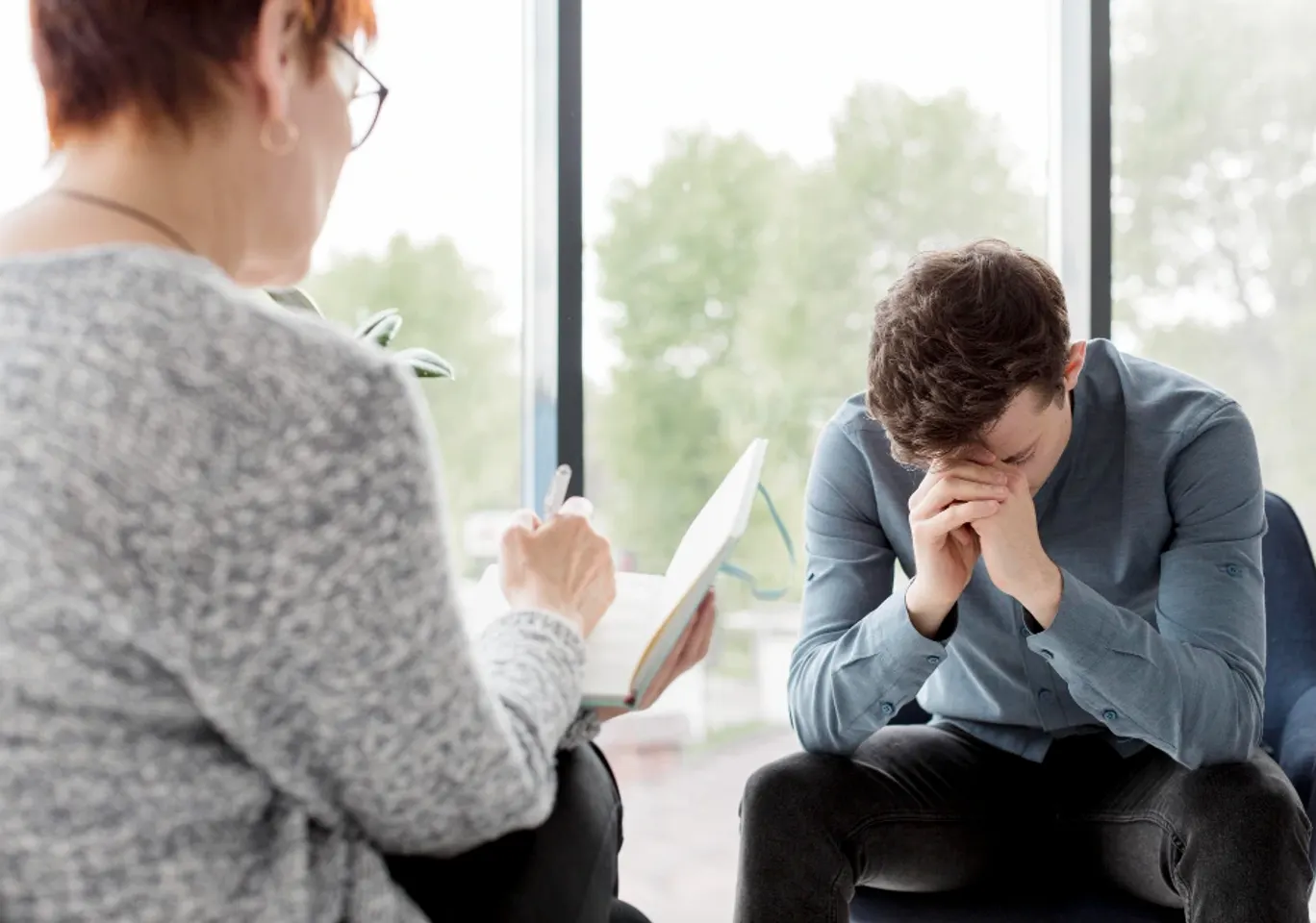 Terapia uzależnień Rzeszów: konsultacja u terapeuty przy oknie