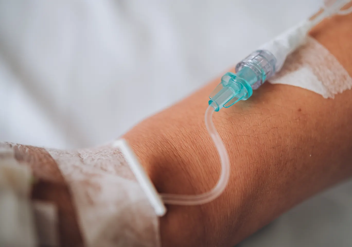 Kroplówki witaminowe Leżajsk: wenflon oklejony na przedramieniu podczas wlewu